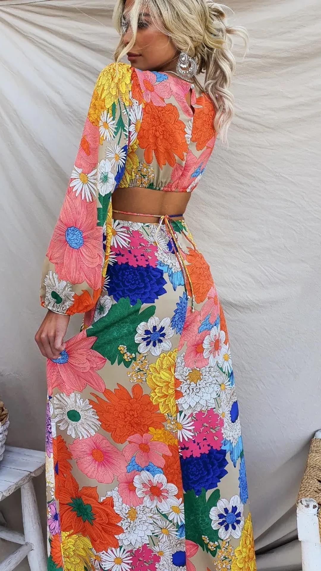 Maria - Robe longue à imprimé floral, dos ouvert et détails élastiques