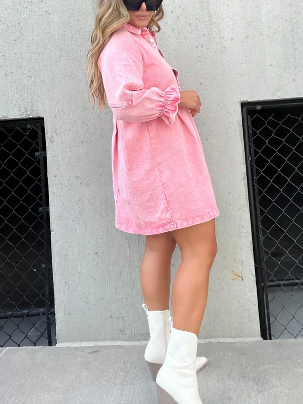 Pink denim dress with long sleeves in the middle